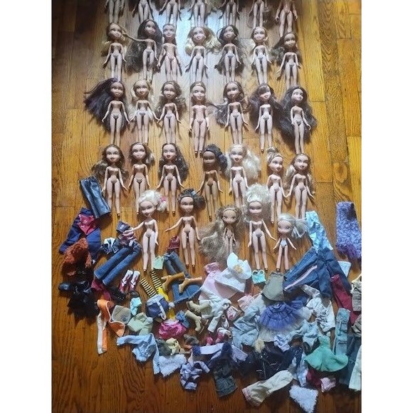 Vintage HUGE BRATZ LOT 30 Nude Dolls  Clothes Shoes - Picture 2 of 16